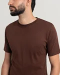 7362345631829-CAMISETA_PIMA_-_GOLA_CRUZADA_DUPLA_-_MARROM